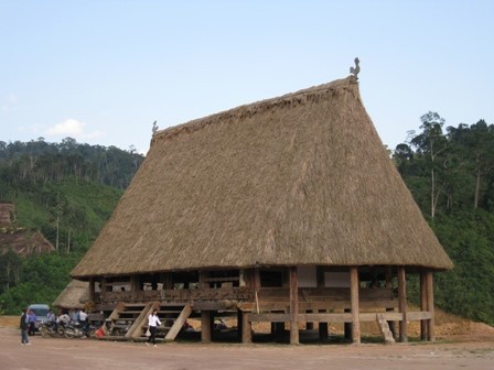 Ruang rumah Guol yang hidup-hidup dari warga  etnis minoritas Co Tu di desa A Roh,  kecamatan Lang, kabupaten Tay Giang, provinsi Quang Nam