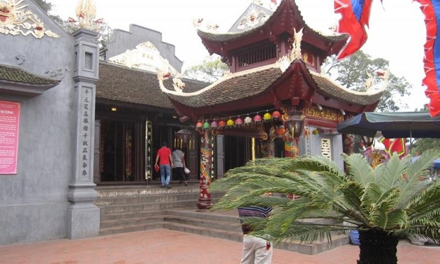 Kuil Cua Ong: Bumi  spritualitas   Cam Pha di provinsi Quang Ninh