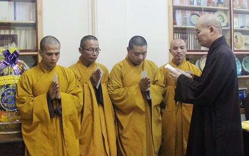 Provinsi Khanh Hoa  mengirim 10 orang bisku-biksuni  ke Kabupaten pulau  Truong Sa untuk melakukan usaha agama Buddha 