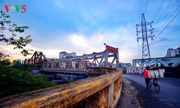 Jembatan Long Bien meneruskan pasang surut sejarah