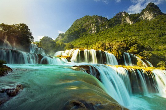Mengkonservasikan dan mengembangkan nilai-nilai khas  Geopark  Sungai dan Gunung Cao Bang 