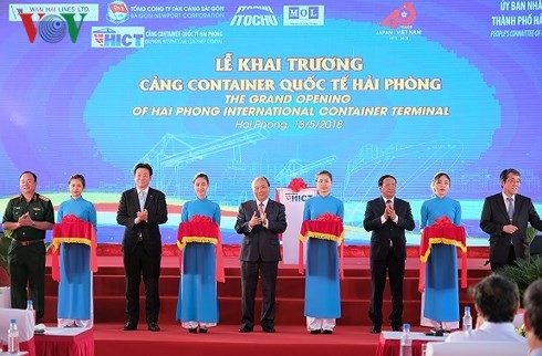 PM Vietnam, Nguyen Xuan Phuc menggunting pita  meresmikan Pelabuhan Container Internasional Hai Phong