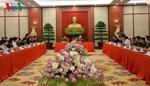 Sekjen KS PKV, Nguyen Phu Trong menerima delegasi anggota serikat buruh tentara yang tipikal