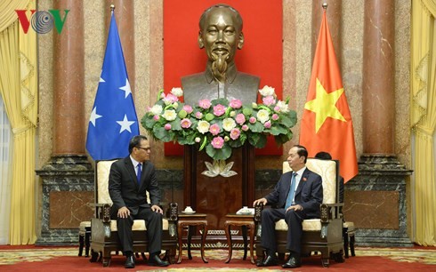 Presiden Viet Nam, Tran Dai Quang menerima Ketua Parlemen Federasi Mikronesia, Wesley W.Simina