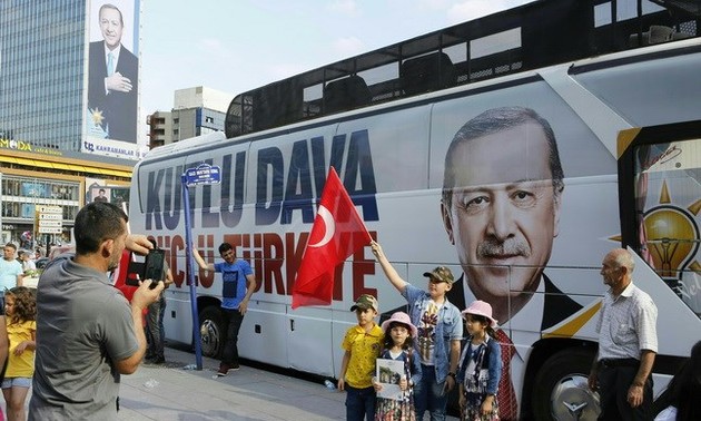 Para pemilih Turki memberikan suara  memilih Parlemen dan Presiden masa bakti baru