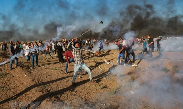 Tentara Israel menembakan  para demonstran Palestina
