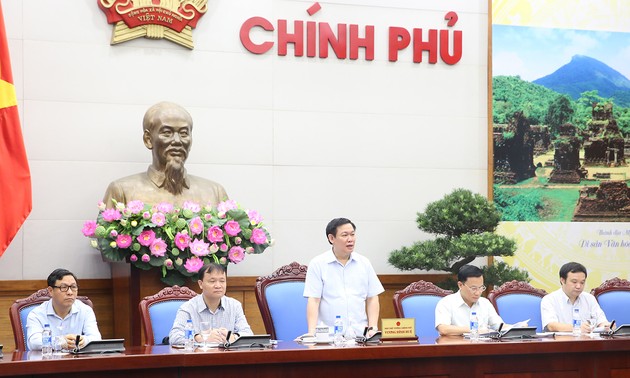Deputi PM  Vuong Dinh Hue memimpin sidang  evaluasi untuk menilai pekerjaan penyelenggaraan harga dan pengontrolan  inflasi  selama 9 bulan tahun 2018