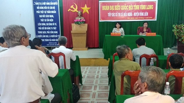 Wapres Viet Nam Dang Thi Ngoc Thinh  melakukan kontak dengan pemilih di Provinsi Vinh Long