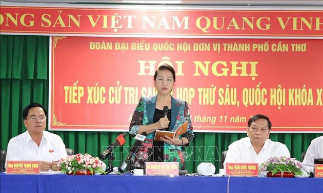 Pemimpin Partai dan Negara mengadakan kontak dengan pemilih setelah persidangan ke-6 MN Viet Nam angkatan XIV