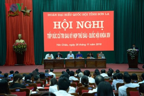 Para pemimpin Partai dan Negara Viet Nam mengadakan kontak  dengan pemilih: Mengembangkan  ekonomi dikaitkan dengan menjamin jaring pengaman sosial