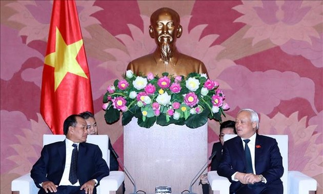 Wakil Ketua MN Viet Nam, Uong Chu Luu menerima Menteri Hukum Laos