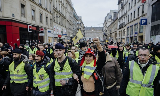 Presiden Perancis, Emmanuel Macron mengutuk tindakan kekerasan yang dilakukan kaum demonstran “Rompi kuning”