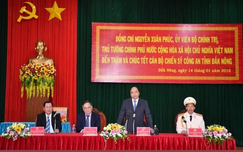 PM Viet Nam, Nguyen Xuan Phuc memeriksa pekerjaan siaga tempur di  instansi keamanan publik Provinsi Dac Nong