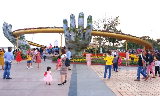 Wisatawan  yang datang ke kota-kota Hue, Da Nang dan Quang Nam meningkat tinggi pada Hari Raya Tet.