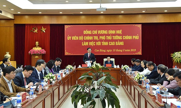Deputi PM Viet Nam, Vuong Dinh Hue meminta kepada Provinsi Cao Bang supaya memperhatikan strategi  zona-zona wisata