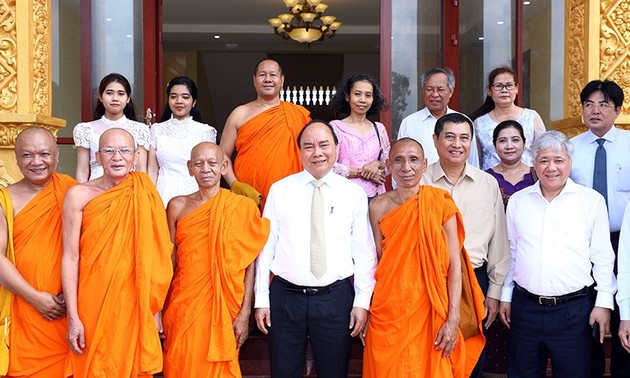 PM Viet Nam, Nguyen Xuan Phuc berkunjung dan mengucapkan selamat Hari Raya Chnam Thmay di Akedemi Agama Buddha Theravada Khmer