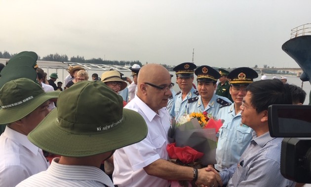 Menyambut kedatangan rombongan wisman  ke Provinsi Quang Tri melalui jalan laut