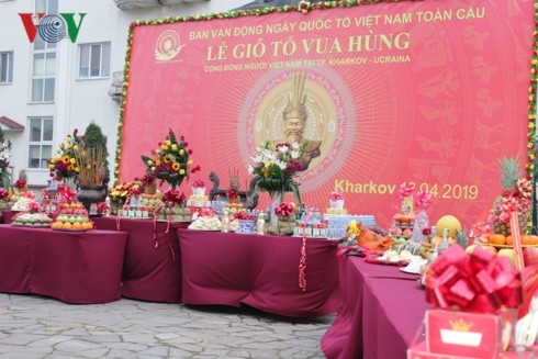 Orang Viet Nam di luar negeri mengadakan upacara hari haul cikal bakal bangsa  Raja Hung