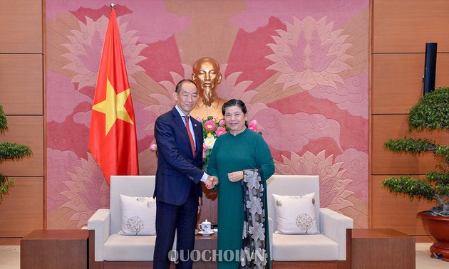 Wakil Harian Ketua MN Tong Thi Phong menerima Direktur WHO urusan Kawasan Pasifik Barat