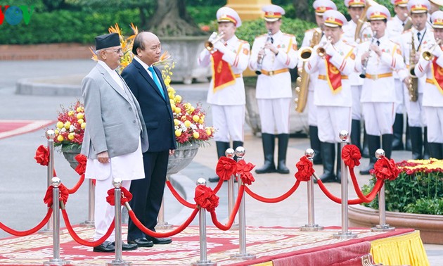 PM Viet Nam, Nguyen Xuan Phuc  memimpin acara penyambutan dan pembicaraan dengan PM  Nepal,  KhadgaPrasad Sharma Oli
