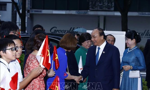PM Nguyen Xuan Phuc bertemu dengan komunitas orang Viet Nam di Kawasan Kansai, Jepang