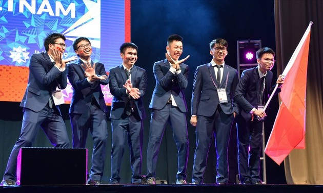Rombongan pelajar Viet Nam meraih 2 medali emas dan 4 medali perak pada  IMO-2019