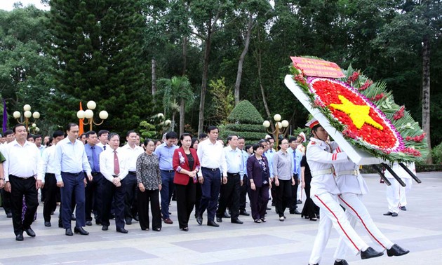Ketua MN Nguyen Thi Kim Ngan  membakar dupa mengenangkan para martir di Kota Ho Chi Minh