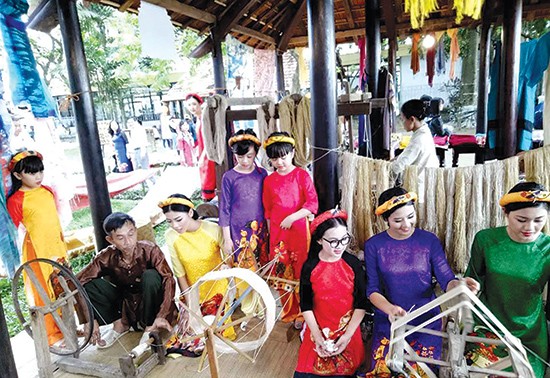Lebih dari 80 artisan akan mendemonstrasikan  cara merebus  ulat sutra dan menenun sutra di Kota Hoi An