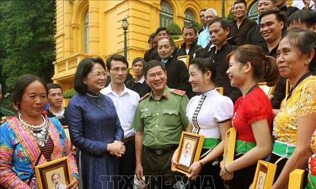 Wapres Vietnam, Dang Thi Ngoc Thinh  menerima  rombongan kepala dukuh dan orang yang berkewibawan Provinsi Lai Chau