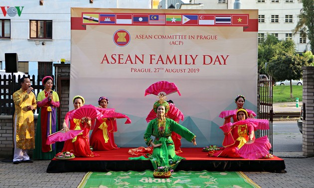 Viet Nam mengadakan Hari Keluarga ASEAN-2019 di Praha, Ibukota Republik Czech