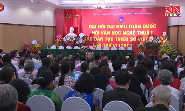 Kongres Nasional ke-6 Seni-Sastra Etnis-Etnis Minoritas Vietnam berseru supaya  bersatu dan berupaya  mengatasi kesulitan dalam berkreasi
