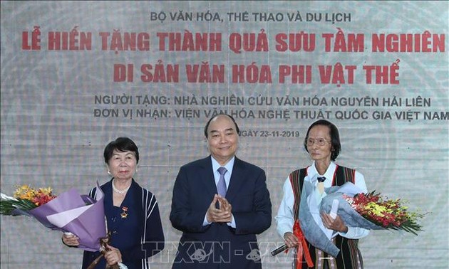 PM Nguyen Xuan Phuc menghadiri acara memberikan keberhasilan tentang  koleksi dan penelitian pusaka budaya non-bendawi