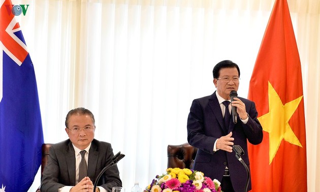 Deputi PM Trinh Dinh Dung mengunjungi Kedubes Vietnam di Australia dan menemui para diaspora Vietnam