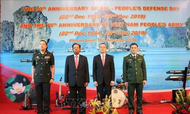 Memperingati HUT ke-75 berdirinya Tentara Rakyat Vietnam dan mengumumkan Buku Putih Pertahanan Vietnam di Rusia, Perancis dan Kamboja