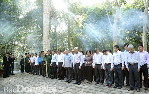 Para pemimpin Partai, Negara dan Pemerintah Vietnam berkunjung dan  memberikan bingkisan Hari Raya Tet  di beberapa daerah