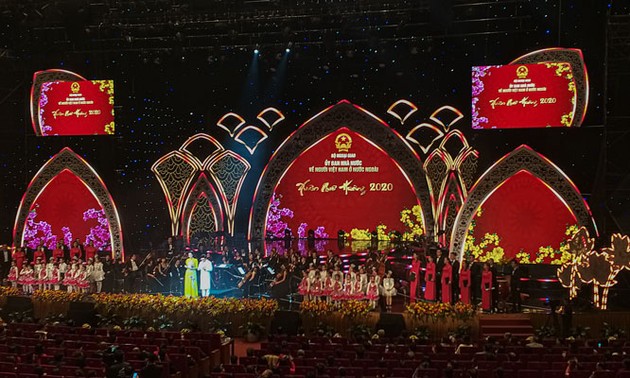 Lebih dari 1500 diaspora Vietnam menghadiri Program: “Musim Semi Kampung Halaman-tahun 2020”