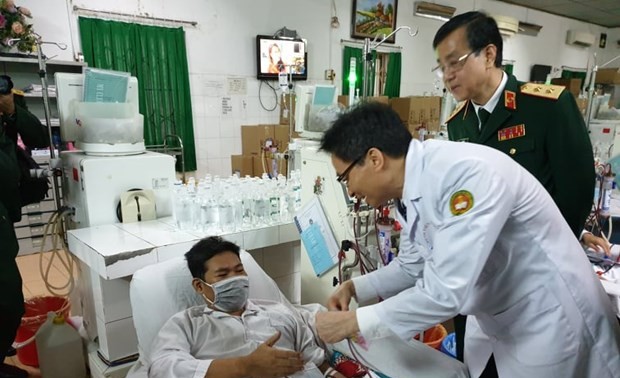 Deputi PM Vu Duc Dam memberikan bingkisan Hari Raya Tet  kepda para pasien