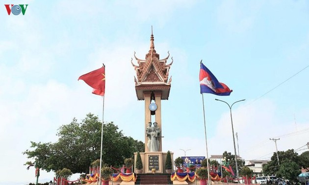 Meresmikan   Monumen Persahabatan Vietnam-Kamboja  di Provinsi Kampong Cham