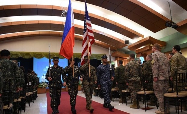 Reaksi yang diberikan  oleh kalangan otoritas AS terhadap Filipina yang menghentikan permufakatan militer