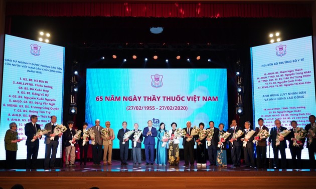 PM Nguyen Xuan Phuc menghadiri acara memperingati HUT ke-65 Hari Dokter Vietnam (27 Februari)