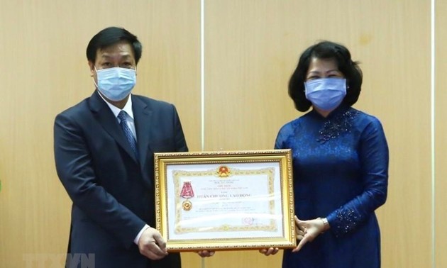 Wapres Dang Thi Ngoc Thinh:  kepercayaan  pada instansi kesehatan Vietnam meningkat melalui  perjuangan melawan  wabah Covid-19