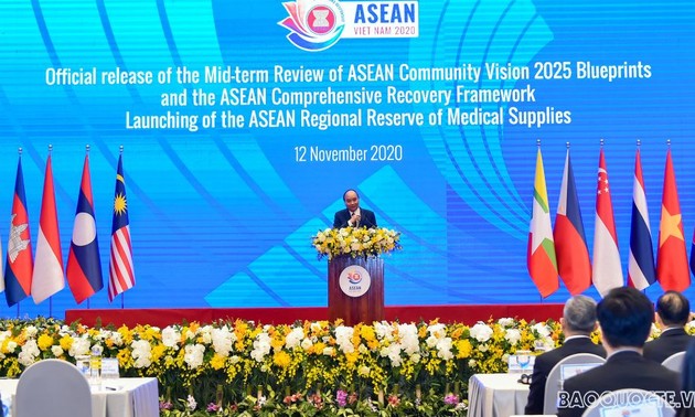 Upacara mengumumkan laporan  hasil  tahun ASEAN 2020: Solidaritas-kunci menuju sukses ASEAN