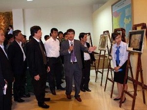 De nombreux visiteurs aux expositions de documents sur Hoang Sa et Truong Sa 