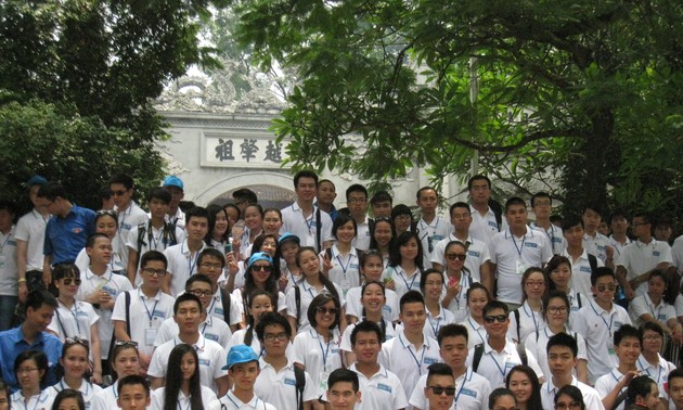 Colonie de vacances 2013 : Les jeunes Vietkieus en visite aux temples des rois Hung