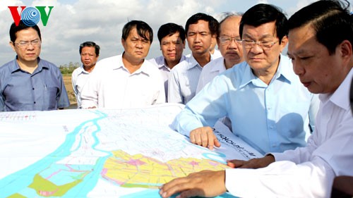 President Truong Tan Sang inspects sea dyke in Tien Giang province   