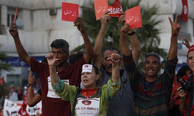 Tunisian demonstrators ask for government resignation 