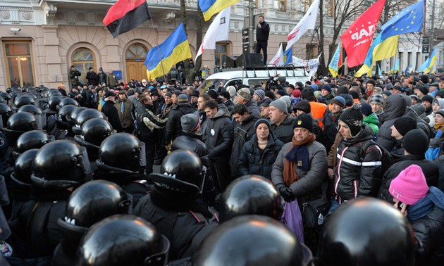 Ukrainian government survives no-confidence vote