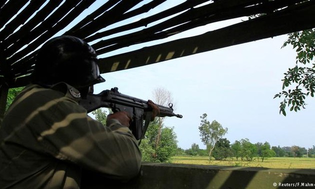 Indian and Pakistani soldiers exchange gunfire in Kasmir 