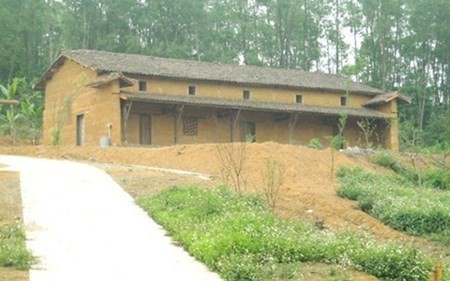 Earthen-wall houses of the Pu Peo