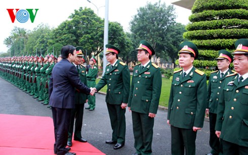 President Truong Tan Sang works with Ninh Binh military command 